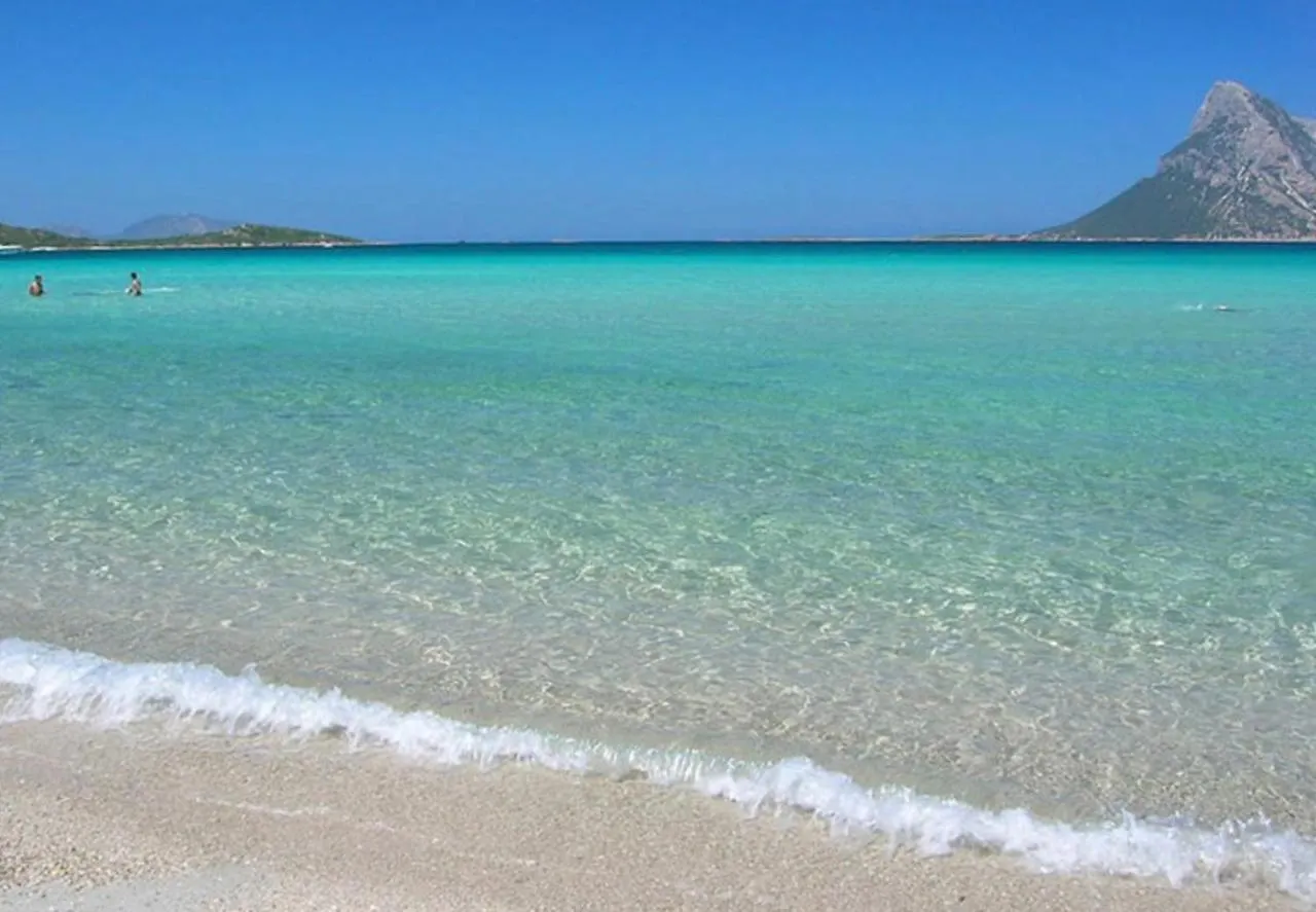 Brezza Di Mare Bed & Breakfast San Teodoro  Italy